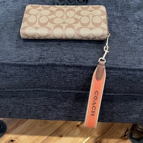 NWOT...Coach Tan and Brown Signature Wristlet - Picture 4 of 8